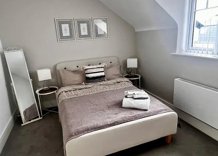 Lakeside Lux Bedroom With Parking, M4 Jct 11, Next To Train Station