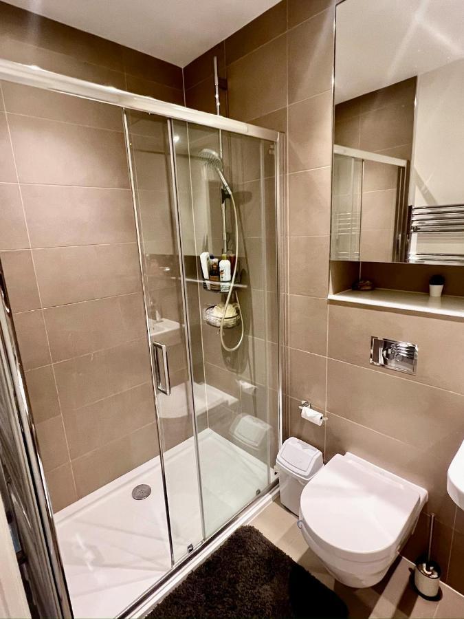 Lakeside Lux Bedroom With Parking, M4 Jct 11, Next To Train Station Reading