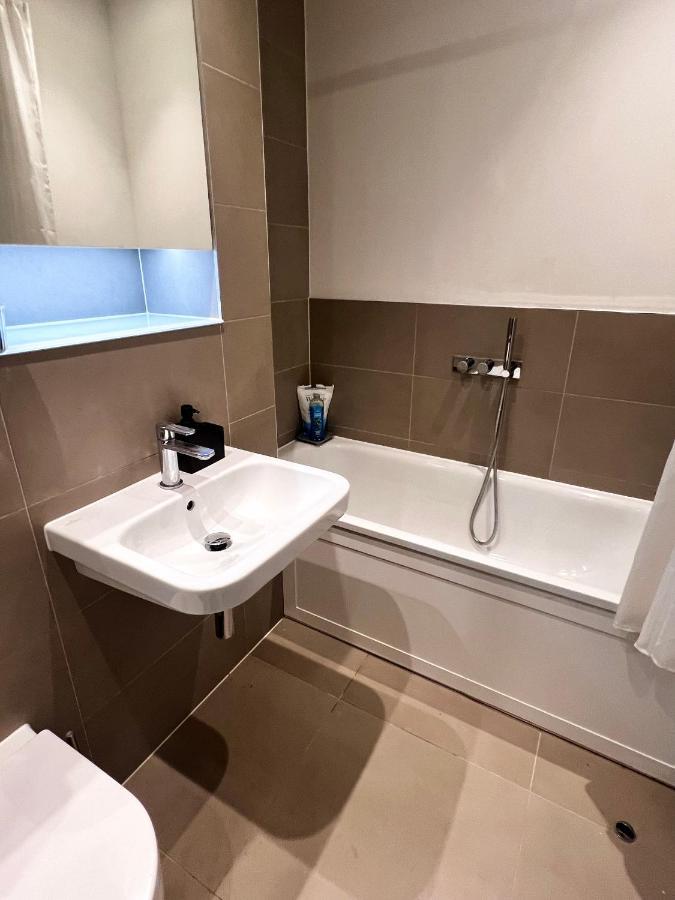 Bed & Breakfast Lakeside Lux Bedroom With Parking, M4 Jct 11, Next To Train Station