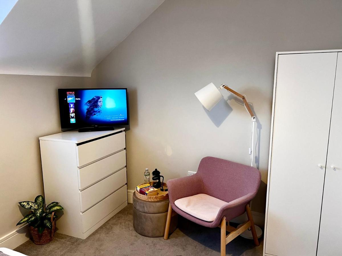 Lakeside Lux Bedroom With Parking, M4 Jct 11, Next To Train Station Bed & Breakfast